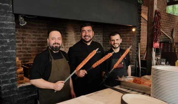 Ege kıyısında bir gastronomi ritüeli: Tam Ocakbaşı x Yazz Collective.