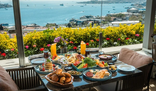 Conrad Istanbul Bosphorus’da boğaz manzarası eşliğinde kahvaltı keyfi