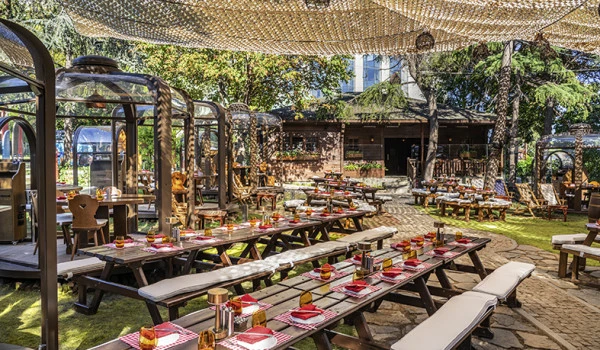 Şehrin Merkezinde Bir Kaçış Noktası Chalet Garden sezona damga vuruyor